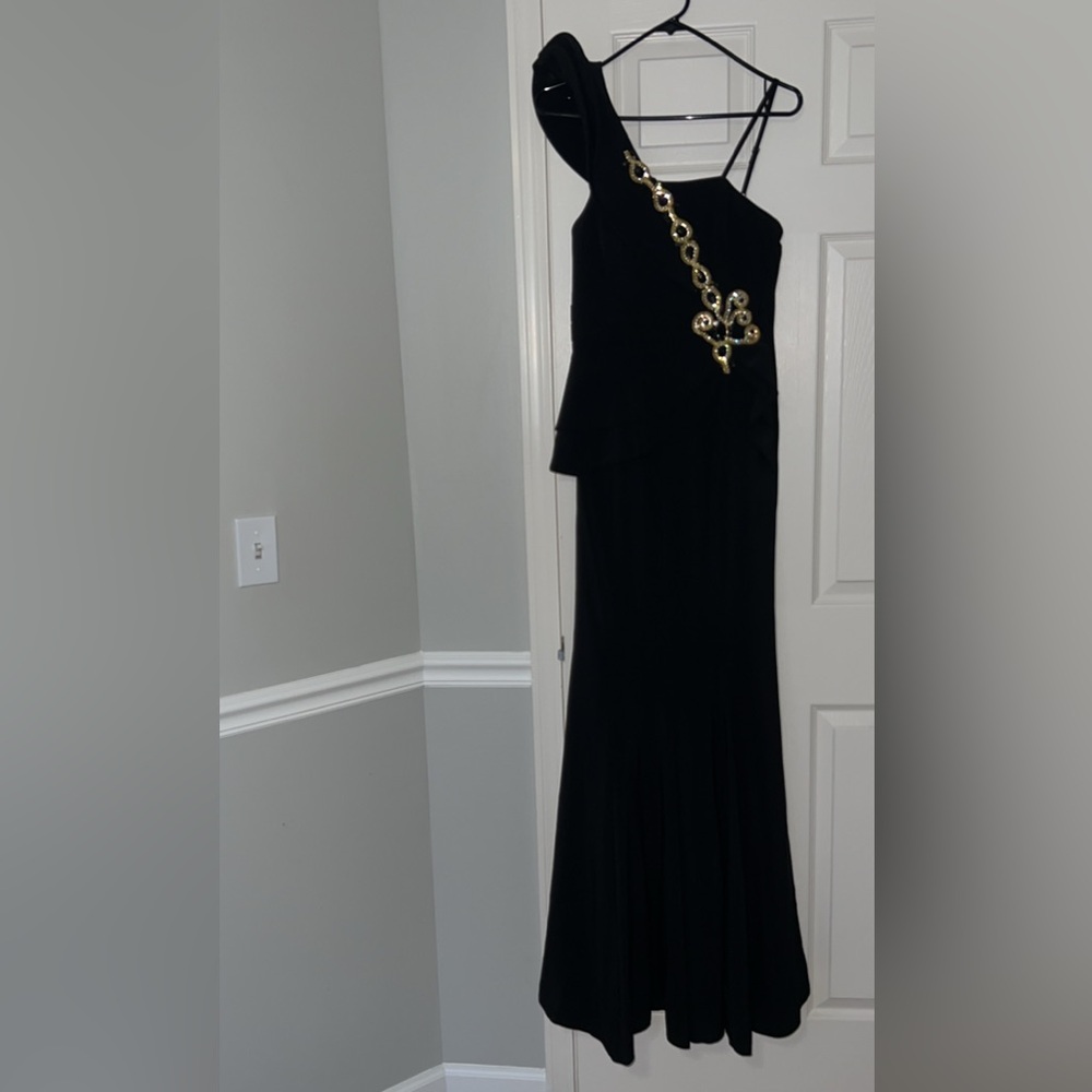 Elegant Black One Shoulder Dress with Gold Chain Accent